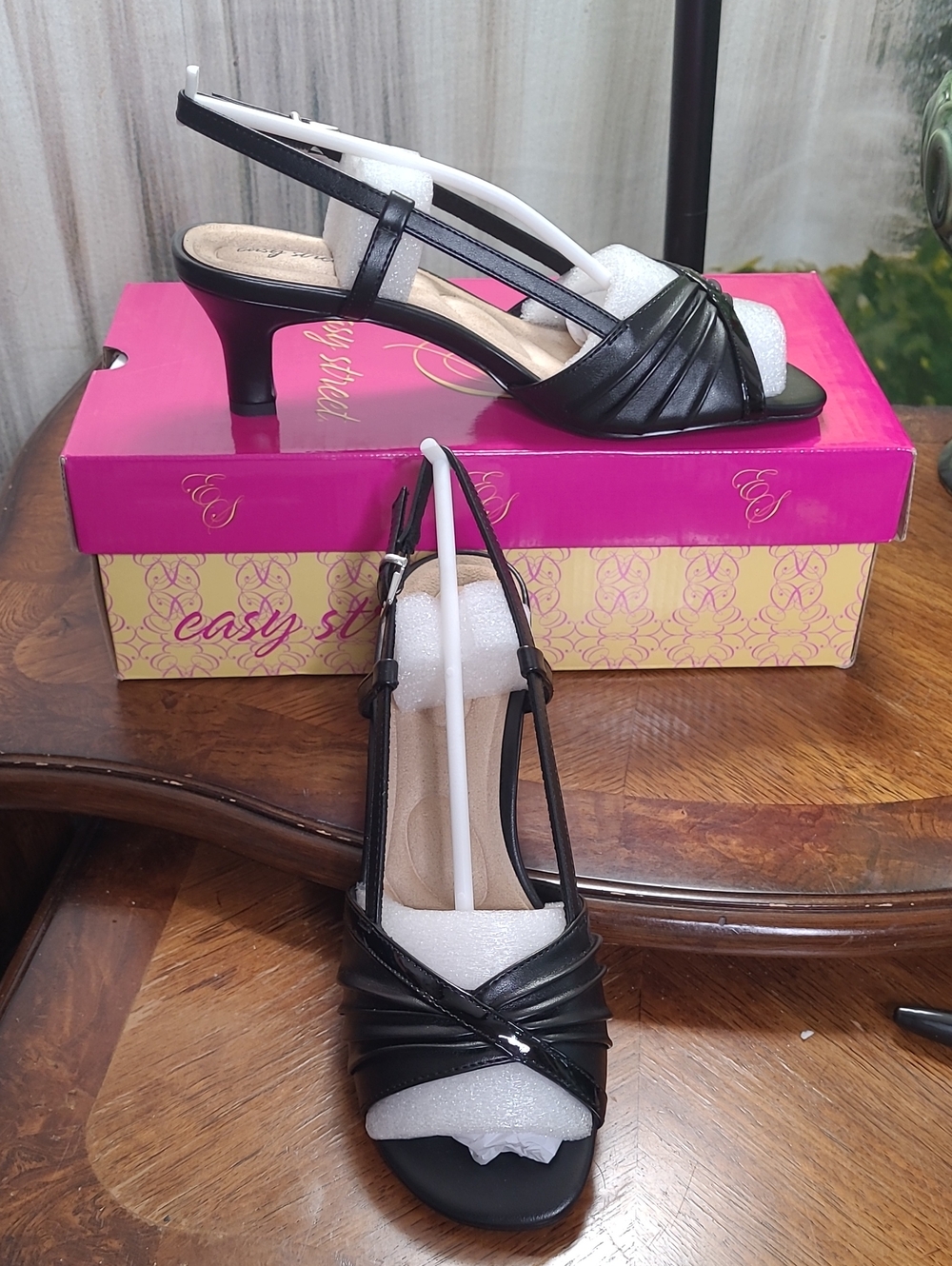 New in box Easy Street Delite Women 8 Black Patent Leather Slingback Heel Sandal